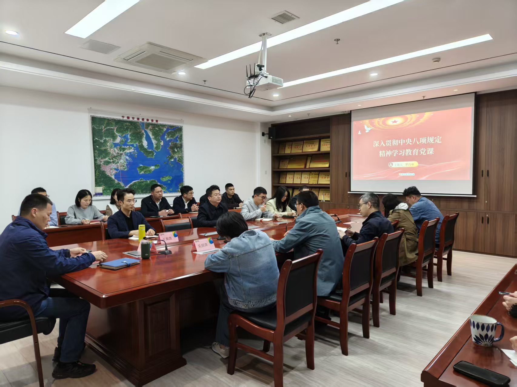 市交投物流集團黨支部開展“深入貫徹中央八項規定精神學習教育”專題黨課學習.jpg